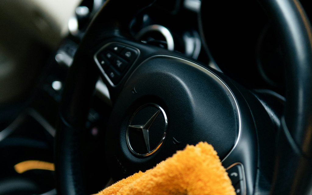 Close cleaning of a car surface with a microfibre cloth